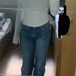 Mid/ Low Waist jeans som är perfekt i längden för mig som är 170!