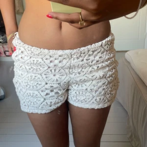 Spetsshorts  - Stretchiga i midjan och med dragkedja så de passar ” alla ”