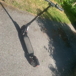 Elspark - Säljer nu min elspark pågrund av att jag inte använder den. Den är i ett fint skick och funkar utan problem. Ibland låter den men det är inget man tänker på.