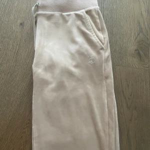 Beige Juicy Couture byxa  - Jag säljer mina knappt använda Juicy Couture byxor. De är i jättefint skick!  