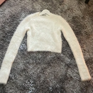 Långärmad vit tröja - Säljer denna mysiga tröjan från Zara eftersom jag inte visste att det var en magtröja.😁 Nyskick, använd 1 gång då jag testade den på. En magtröja med långa ärmar🩷Skriv gärna om du har frågor❣️