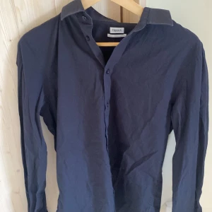 Filippa K skjorta - Säljer denna feta Filippa K skjorta. Den är knappts använd och är i tvär bra skick. Kontakta om du är intresserad!