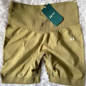 These (scrunch) shorts are brand new with the tags on, size M-Colour “light olive”🫒 Selling because they were too tight around my quads, don’t recommend if you have particularly big quads😅  On site price: 529sek  Buttery fabric & beautiful🫶🏼 