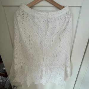 Vit kjol från Y.A.S - En vit midi kjol storlek M. Perfekt till sommaren 🩷