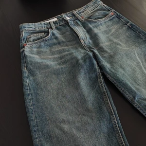 Zara jeans straight leg mörkblå - Mått:  Midja- 78cm  Innerben- 88cm Ytterben- 112cm Runt hela höften- 96cm   Zara jenas i perfekt skick, har används en gång. Midwisted/ low waisted. Mörkblå, lite urtvättad färg. Väldigt fina!