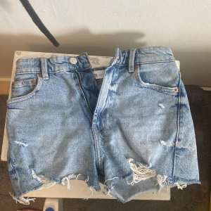 Jeansshorts  - Skitsnygga jeansshorts från Zara i storlek 32, lite för tighta för mig