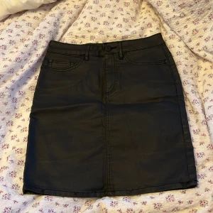 Kjol - Kjol med matt yta. Aldrig använd 