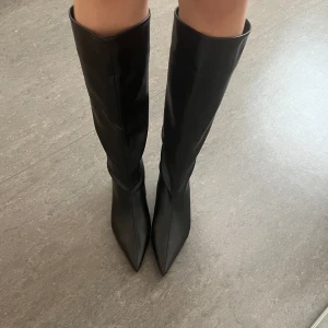 Spetsiga boots  - Säljer dessa snygga boots, köpta i en butik i Spanien, vet tyvärr inte märket på dem. Klacken är 3-4 cm. 