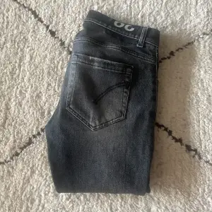 Ett par sjukt snygga Dondup jeans! | Skick 9/10, slitningarna är självfallet original | Nypris 3600kr, vårat endast 949kr | Storlek 29, sitter som 30 | Modell: ”George” | Svarar gärna på era frågor och funderingar!