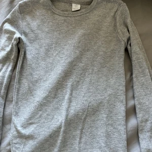 Tröja - Vanlig Basic grå tröja med mönster på.