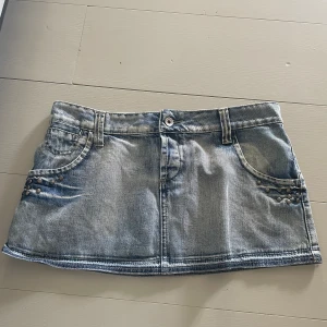 lågmidjad jeans kjol - jätte fin jeans kjol som inte kommer till användning! 
