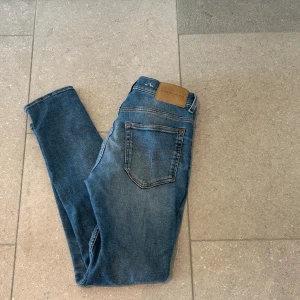 Tiger of Sweden Evolve - Tiger of Sweden jeans | skick 9/10 | Size - 30/30 | Modell - Evolve | Nypris - 1600 kr | Fraktar via PostNord eller instabox på köparens bekostnad | Om du har några frågor eller funderingar tveka inte att höra av dig!