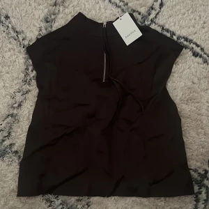 House of Dagmar Brun topp - Hej! Intresseanmälan på min oanvända topp får Dagmar, köpte den i butik för ett tag sen, tror inte den går att köpa längre. Aldrig använd och i nyskick. Prislapp är kvar. Skickar fler bilder på begäran. Köpt för 3000kr, kan tänka sälja för 1300kr💕