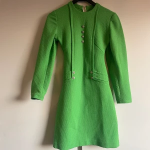 Tweed/ boucle klänning  - Klänning i tweed / boucle med silverknappar. Köpt vintage 