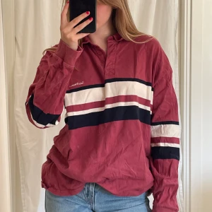 Tröja från Urban Outfitters  - Tröja som är välanvänd, men fortfarande snygg:) storlek s