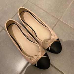 Ballerina skor - Helt nya ballerina skor från hm, använda 1 gång och säljer då dem är lite stora för mig