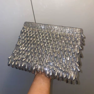 Clutch väska - Silvrig clutch väska från ASOS, aldrig använd.