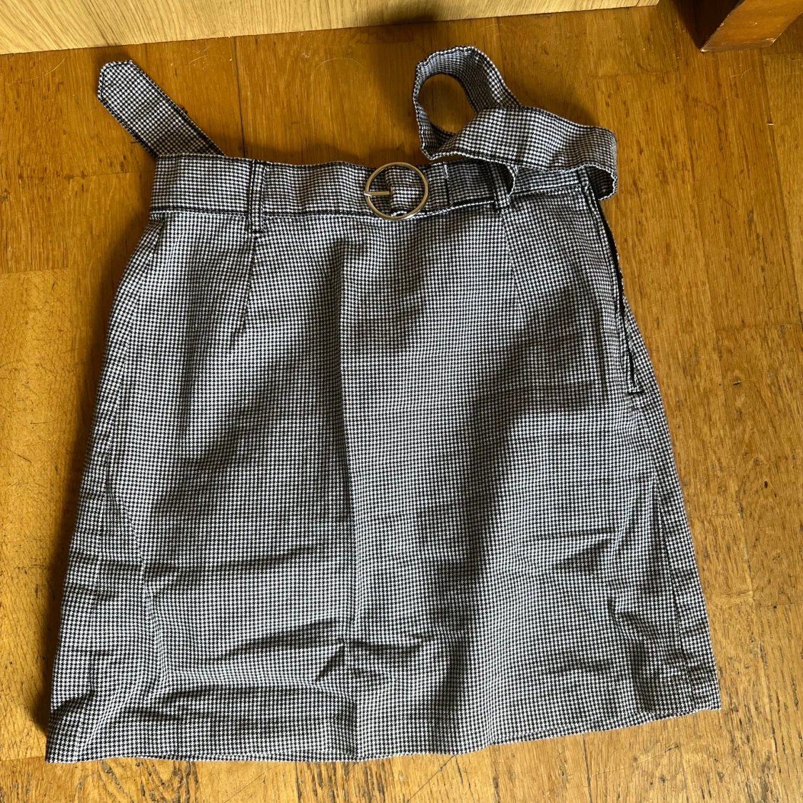 Kjol med inbyggt skärp 