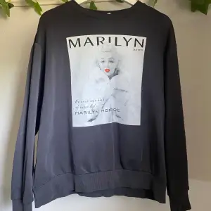 Fin sweatshirt med Marilyn Monroe-motiv i relativt bra skick. Säljer då den inte är min stil längre. Köpare står för frakt