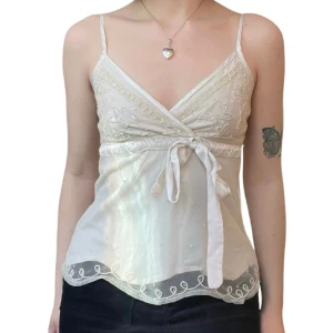 Vero Moda linne - (Använd köp nu för att köpa, först till kvarn!) vintage linne från vero Moda med paljetter och pärlor 💜 har en väldigt ljus missfärgning på ena bandet men det märks inte. Har justerbara band och bandet går att knyta åt