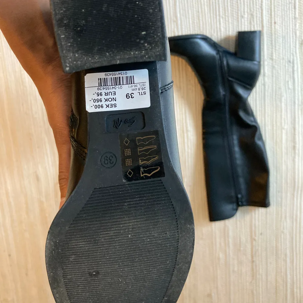 Snygga Höga svarta stövlar i läderimitation, storlek 39. Säljer då jag bara har använt de en gång men sen har de bara fått stå tyvärr. Bara att höra av sig vid frågor🥰. Skor.