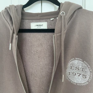 baggy Zip-up tröja - Brun zipup tröja i M, herrmodell, men funkar för vad som. Jättemjukt material innuti och den har ingen defekt alls!
