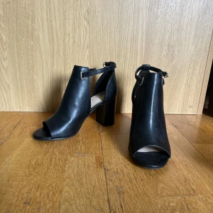 Svarta Mules- tjock klack - st 36-37 - 7 cm klack - somriga men ändå goth- passar med allt och kan stylas för både fest och vardag   Aldrig använda på grund av fel storlek. Originalpris 250 SEK
