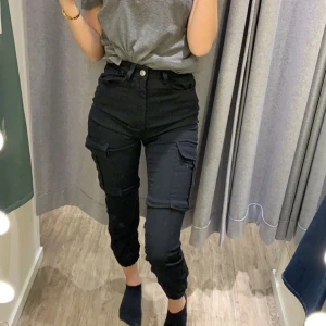 Tighta cargo byxor  - Säljer då jag vuxit ur dem   Användes ett fåtal gånger men är i bra skick   Tighta och passar i allmänhet för storlek XS/34 (även 32) 