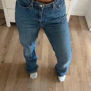 Högmidjade blåa jeans  - Jag säljer ett bar högmidjade blåa jeans från Weekday. Jeansen är i fint sick och endast använda ett få tal gånger. Säljer för att de tyvärr är för stora för mig❣️🥰