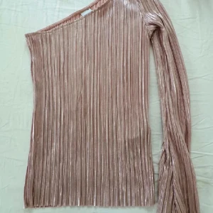 Rose fest topp - Säljer den här festtoppen som jag köpte på plick men inte kommer till användning då den är för liten❤️köptes för 250 