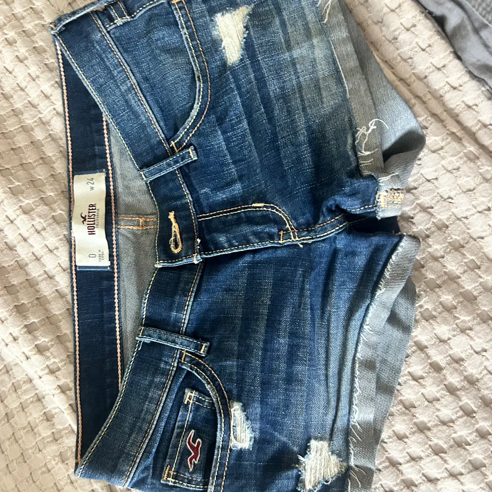 Säljer dehär så snygfa low waist holister shorts😍 Midjemått 36cm🩷. Shorts.