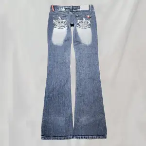 Midja:72 innerben:82 Lågmidjade jeans från crazy age. Står strl 36 men små i strl och passar en XS. De flesta stenarna saknas men snygga ändå (ska tvättas varsamt för att bevara). Ena 