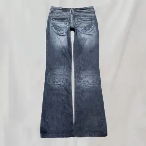 Midja:70 innerben:75 Jeans med detaljerade bakfickor. Storlek XS/34. Sitter lite bootcut. Eventuellt ytterst ytterst smånötta, men överlag mycket fint skick!!🤍