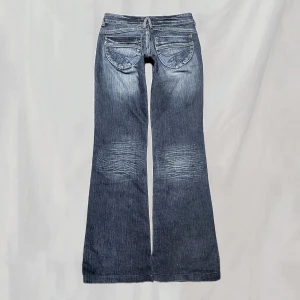Lågmidjade jeans - Midja:70 innerben:75 Jeans med detaljerade bakfickor. Storlek XS/34. Sitter lite bootcut. Eventuellt ytterst ytterst smånötta, men överlag mycket fint skick!!🤍