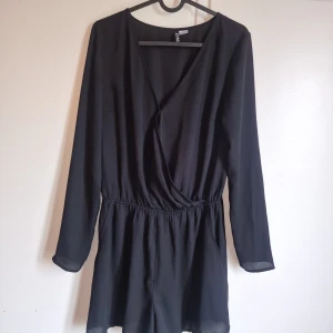 Playsuit - Super fin playsuit, enbart använd vid 1 tillfälle. Finns knapp vid bysten🫶🏼