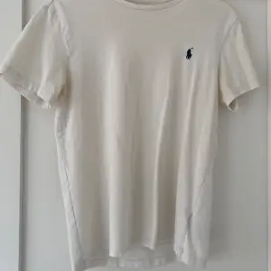Polo Ralph laure t-shirt, den enda defekten den har är två små små hål som lätt går att laga. Nypris är runt 600kr, pris kan diskuteras 