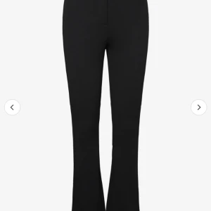 Low Waist kostymbyxor - Säljer dessa low-mid Waist kostymbyxor ifrån vero Moda som är i nyskick och använda 1-2 gånger! Skriv för fler bilder!
