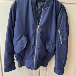 Filippa K bomberjacka - Söker denna jättefina Filippa K bomberjacka i strlk S perfekt till våren!