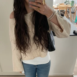 stickad tröja - stickad tröja från zara som är perfekt inför våren och knappt använd❤️