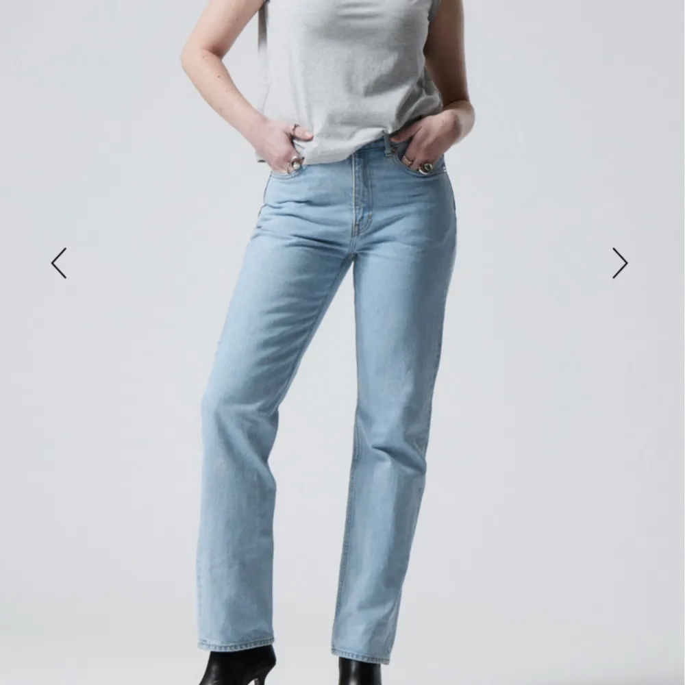 Raka jeans från weekday stl - W28/L30 passar mig som är s/m och 161 lång. Jeans & Byxor.