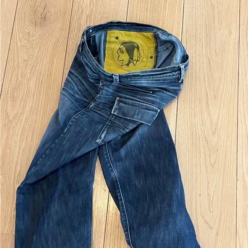 Säljer dessa vintage Peak Performance Jeansen i modellen Melanie. Det är i väldigt gott skick och endast använda ett fåtal gånger. Köpta för ca 4 år sedan. De sitter som W31/32 L32. Hör av er om ni har några funderingar!. Jeans & Byxor.