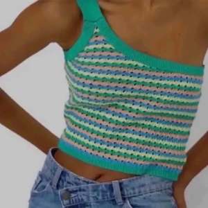 Stickat linne - Linne från stradivarius, helt slutsålt!!! Aldrig använt linnet mer än o testat så mycket bra skick.💕