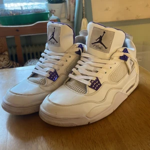 Jordan 4 - purple metalics - Säljer de absoulut snyggaste Jordan 4 som finns, ska köpa nya till sommaren så jag rensar lite på min samling av skor. Relativt bra skick. Storlek 46. Om ni har frågor är det bara att fråga. 