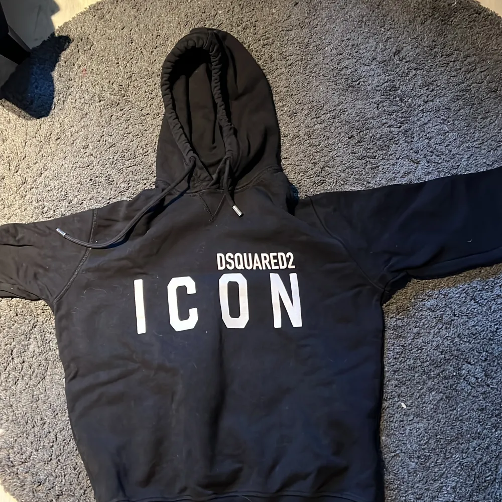 Dsquared2 hoodie säljes för den ej kommer till användning mer. Nypris 4800 kr. Pris kan diskuteras vid snabb affär. Hoodies.