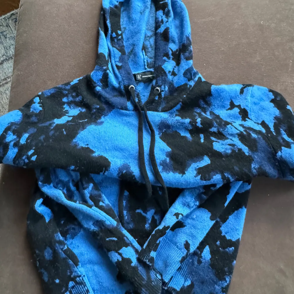 Cashmere hoodie som ja köpte i LA från INC. Skick:8,5/10. Säljer billigt, då jag rensar garderoben. Väldigt sparsamt använd. . Hoodies.