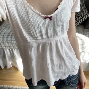 Odd Molly topp  - Säljer denna gulliga odd molly topp då den tyvärr inte kommer till användning längre, den har några hål vid nacken ( bild) men det syns inte när man har på sig den, kontakta gärna vid fler frågor ( bilden är från förra säljaren) ❤️