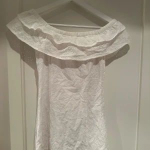 Klänning HM - Vit klänning med broderi från HM🤍 säljer pga för liten för mig