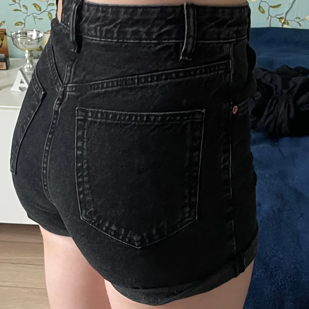 Ett par svart jeansshorts från zara. Shortsen är high waist och kan vikas upp samt vecklas ner. Har knappt använt shortsen.. Shorts.