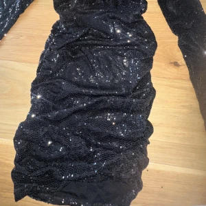 Svart festklänning 🖤 - Skit snygg svart glittrig fest klänning🖤 används endast en gång 🖤i väldigt fint skick