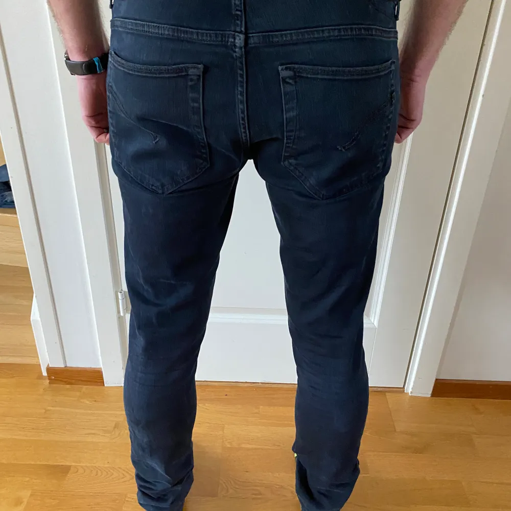 Tja! Säljer ett par dondup jeans. Jeansen är i storlek 33 sitter som 32. Skicket på jeansen är 8/10 tecken på användning men ändå ganska bra skick. Hör av dig vid frågor. Jeans & Byxor.